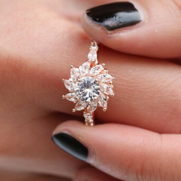 New Rose gold plated gorgeous ring - Picture 3 of 7